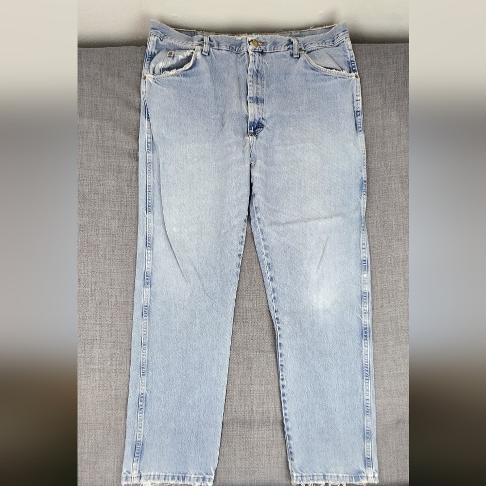 Wrangler Straight Leg Light Wash Distressed Condition 100%Cotton Jeans - 40 × 32
